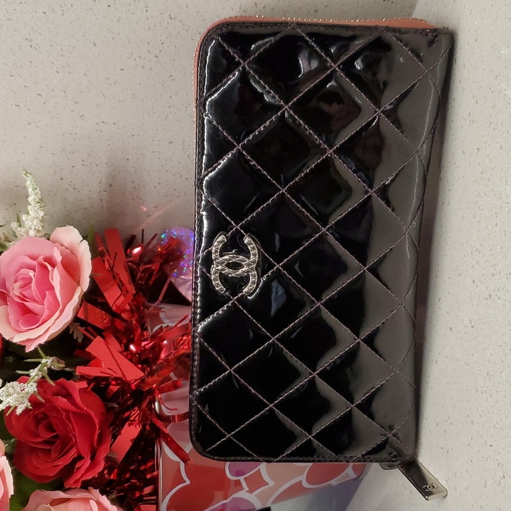 CHANEL shiny patent/quilted leather wallet